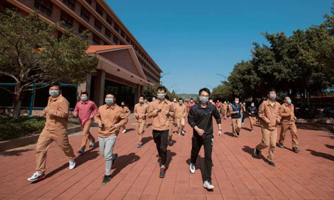 组织“跑在阳光下，，，，，跑进康健里”体育运动