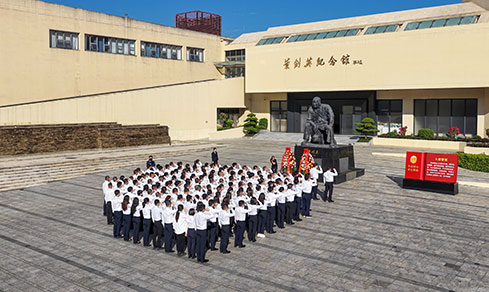 “赓续红色血脉 践行实干继续” <br>重温入党誓词